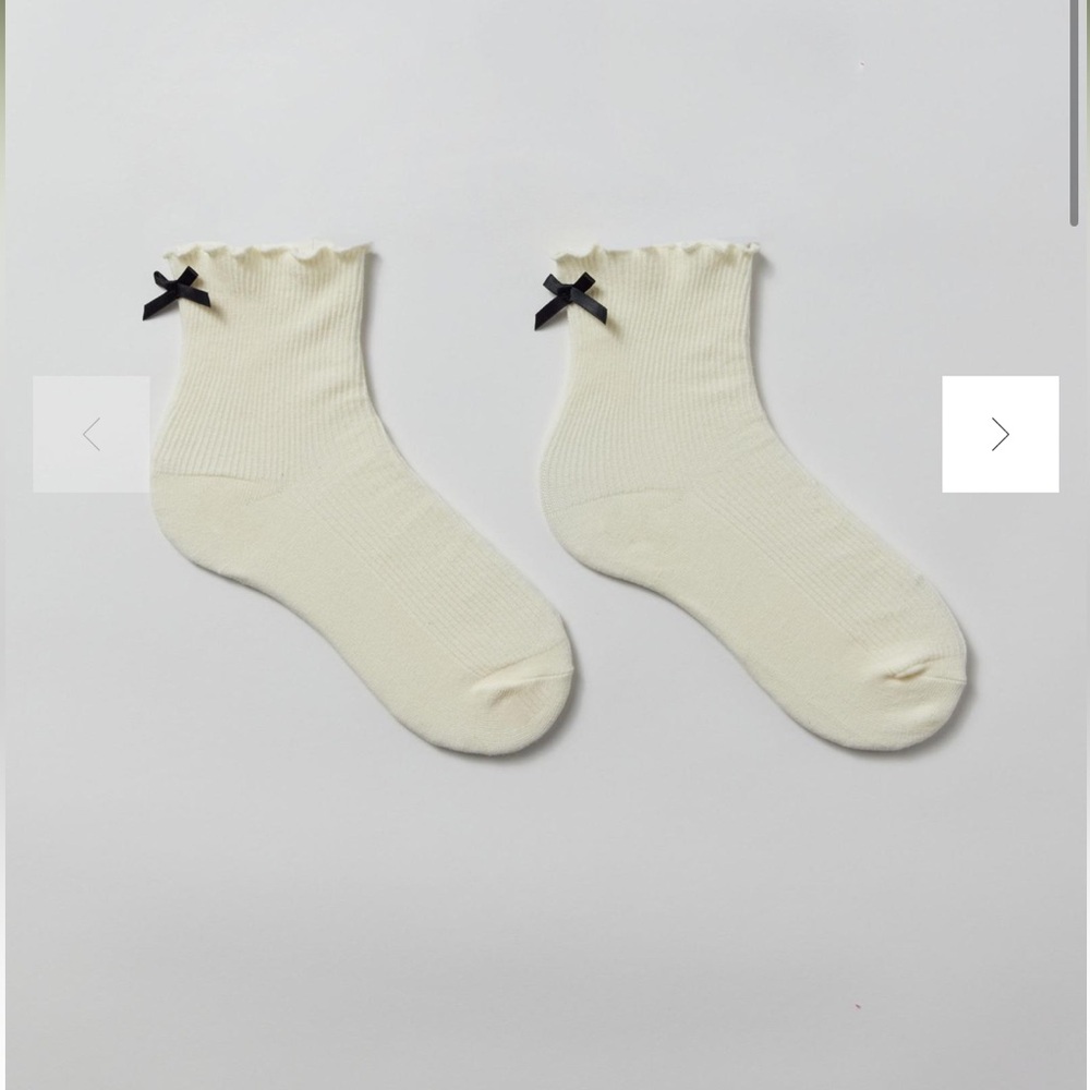 NWT Urban Outfitters lettuce edge cream‎ crew socks with bow ribbon